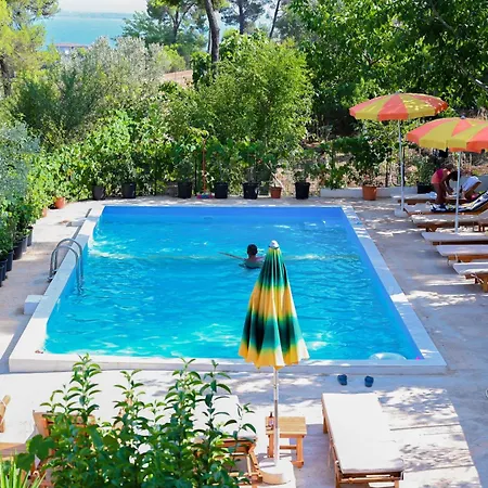Gini Palace - *