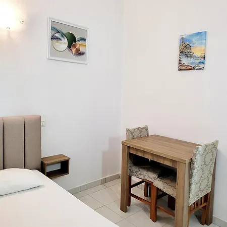 Gini Palace - *